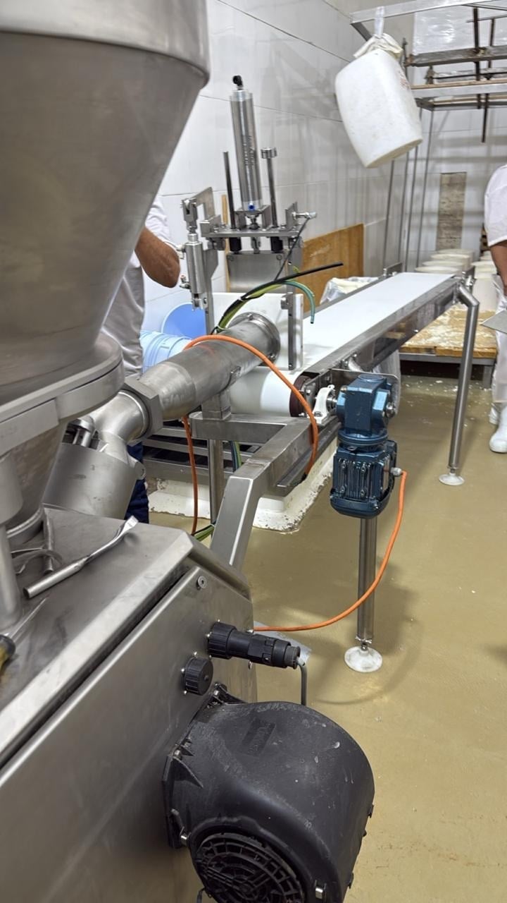 Línea de proceso de la industria alimentaria con equipo de acero inoxidable, bombas, motores y tubería instalada por KIN-ROD