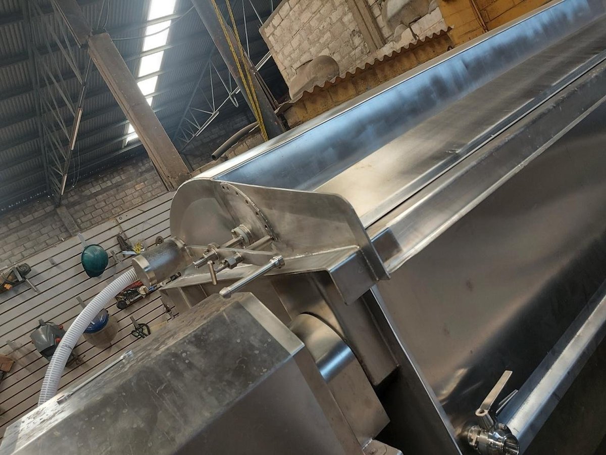 Detalle de la parte superior de una tina de cuajado KIN-ROD con estructura de soporte, conexiones y acabado en acero inoxidable