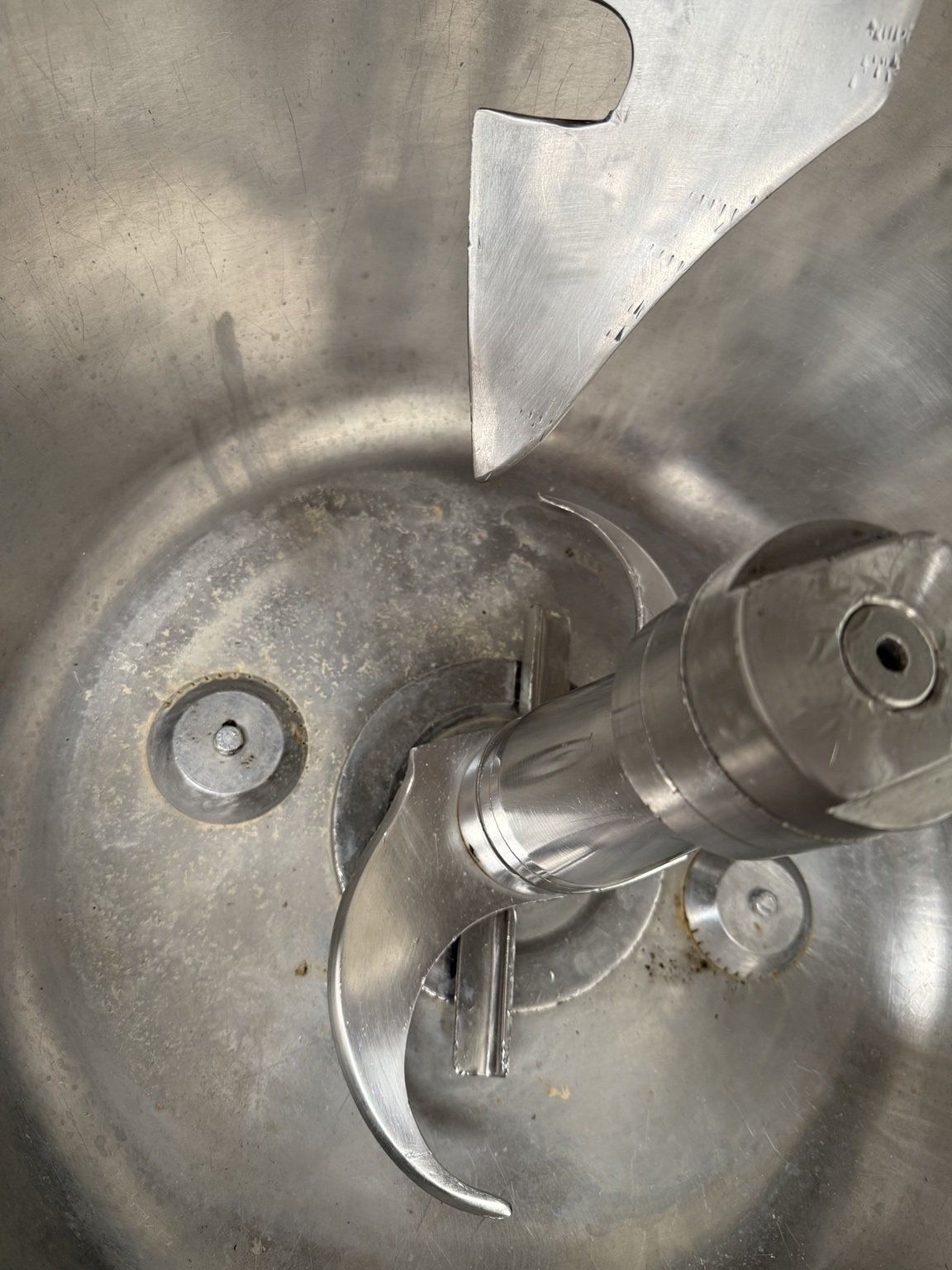 Interior del tazón del equipo Stephan KIN-ROD mostrando las cuchillas de acero inoxidable para operaciones de corte y mezclado homogéneo