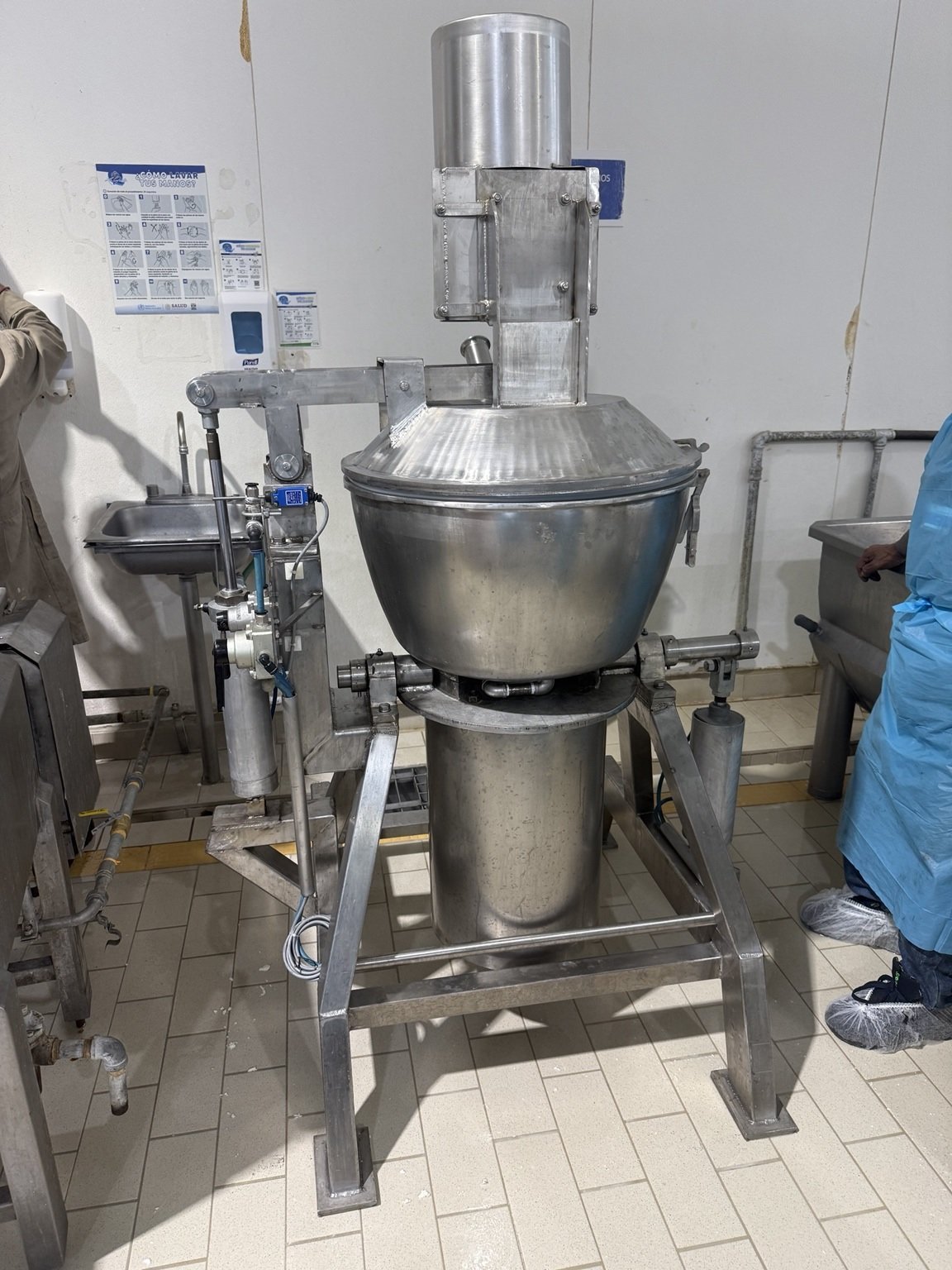 Equipo Stephan KIN-ROD con mecanismo de volteo, dispensador superior de ingredientes y estructura de acero inoxidable instalada en planta de proceso