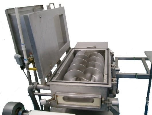 Detalle de la tapa abatible del extrusor KIN-ROD abierta mostrando el doble gusano de extrusión y la boquilla en equipo instalado